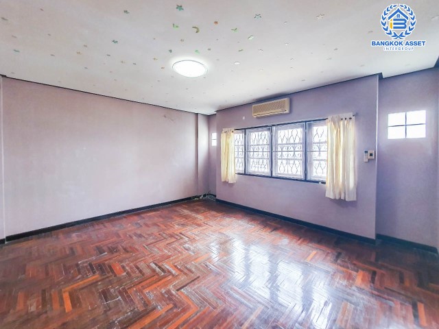 ทาวน์โฮม 3 ชั้นมือสอง เพชรเกษม ม.สุชา1 เพชรเกษม เนื้อที่กว้าง 17.60 ตร.ว. ฟังก์ชัน 4 ห้องนอน 3 ห้องน้ำ ที่จอดรถ 1 คัน ภายในสภาพดี มีพื้นที่ใช้สอยกว้างขวาง โครงการตั้งบนทำเลแห่งการเดินทาง ใกล้รถไฟฟ้าสายสีน้ำเงิน "สถานีหลักสอง" และจุดขึ้นทางด่วน "พระราม2"...